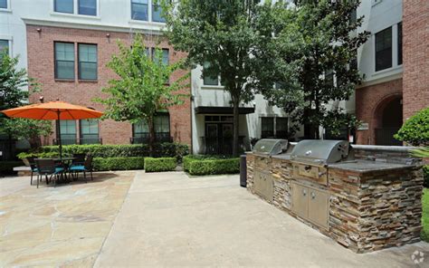 Studio Apartments in Braeswood Place .